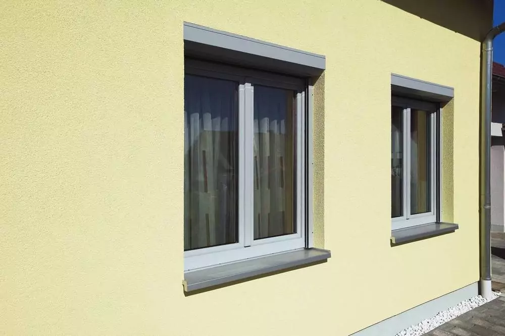 Zwei neue Fenster an einem Wohnhaus