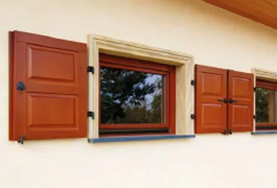 Holzfenster an einem Wohngebäude für eine warme Wohnatmosphäre