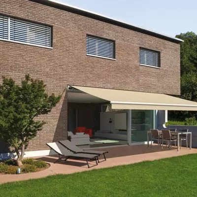 Beige Kassettenmarkise über der Terrasse