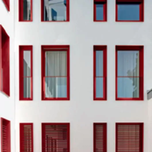Neue Kunststofffenster an einem Gebäude