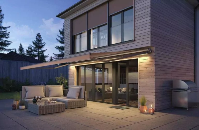 Eine Terrassenmarkise am Abend