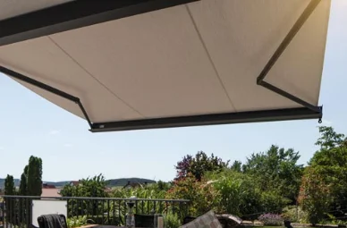 Eine Terrassenmarkise von unten