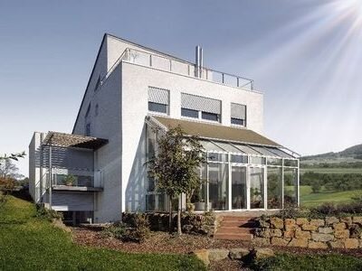 Eine Wintergartenmarkise an einem Wohnhaus