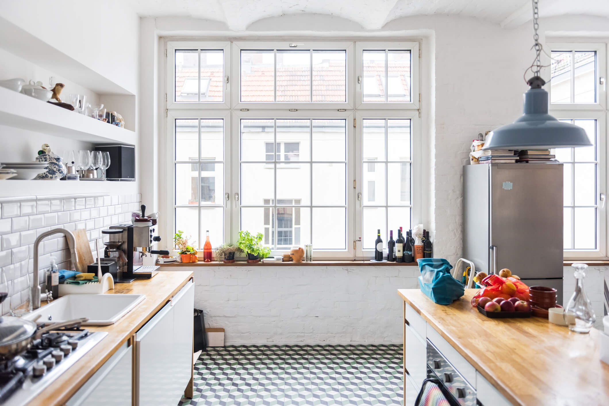 Große Küchenfenster in Zeven in einer geräumigen Altbauwohnung