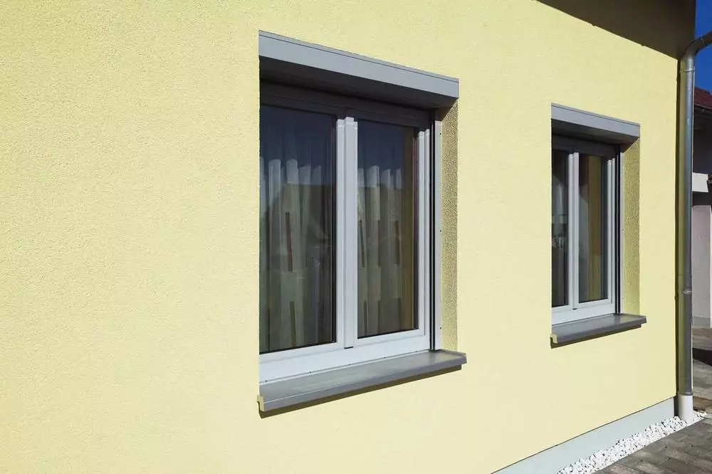Ein Haus ausgestattet mit zwei neuen Fenstern von W&H